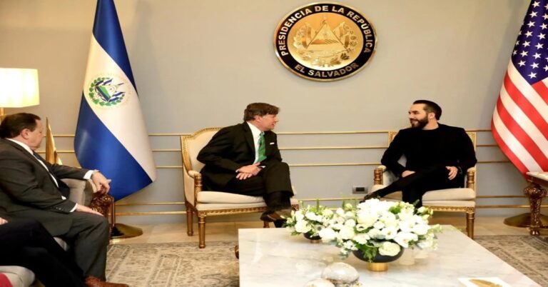 En la foto, Nayib Bukele y Christopher Landau