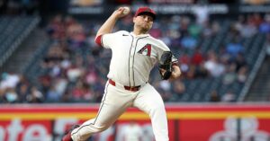 En la foto, el abridor de los Diamoindbacks Corbin Burnes