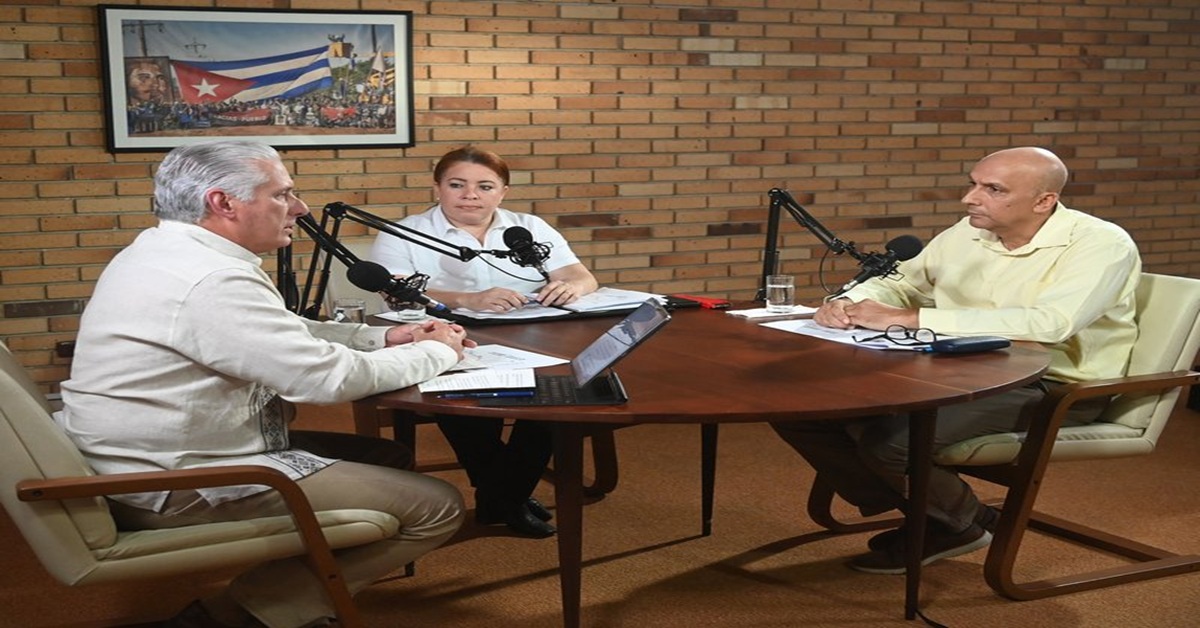 En la foto, el presidente cubano en su podcaste 'Desde la Presidencia'