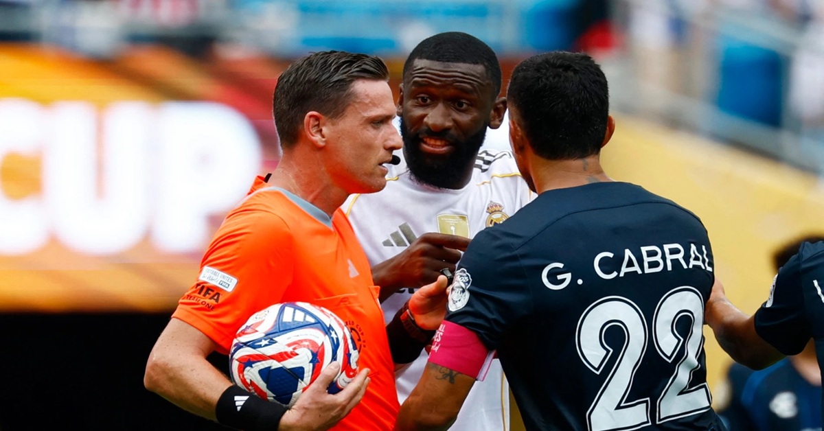 En la foto, el árbitro media entre Rüdiger y Cabral
