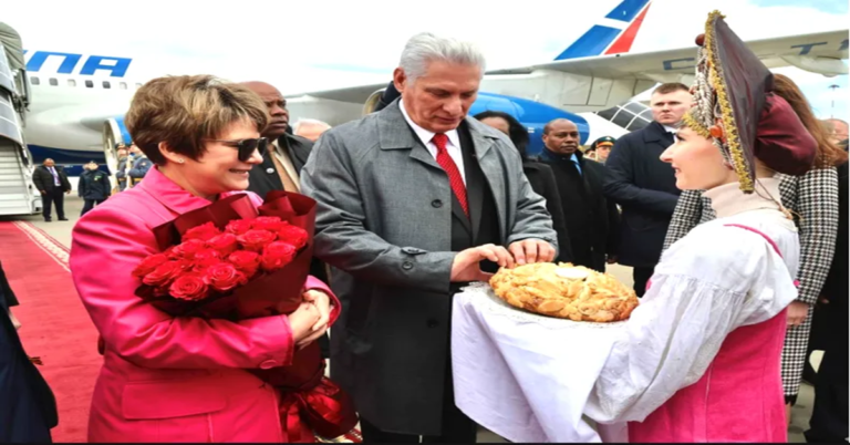 En la foto, otro de los viajes del presidente de Cuba y la primera dama