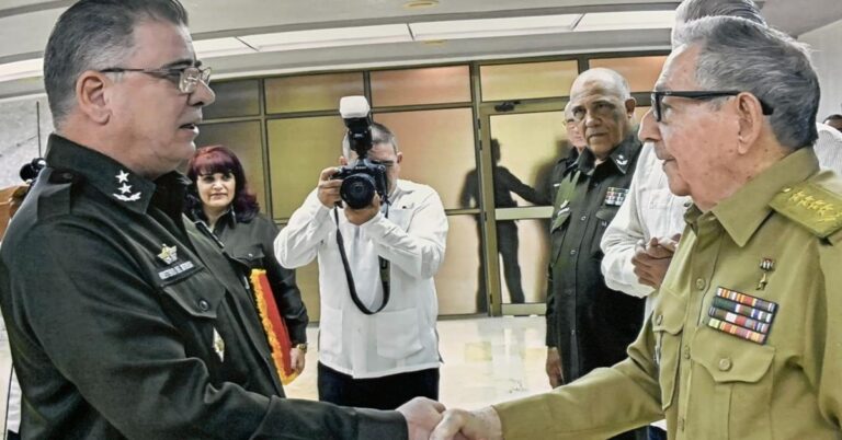 En la foto, Raúl Castro en el acto de ascenso a general de cuerpo de Ejército del ministro del Interior