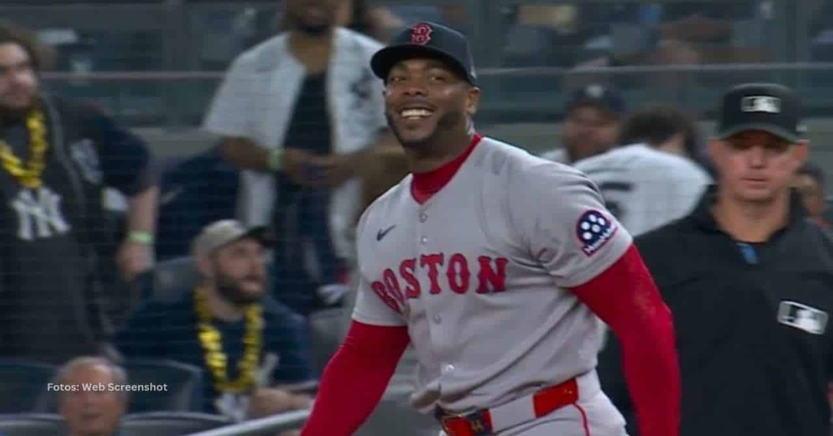 En la foto, Aroldis Chapman sonríe tras salvar ante Yankees