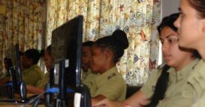 En la foto, militares cubanos 'combaten' en las redes sociales a favor del gobierno