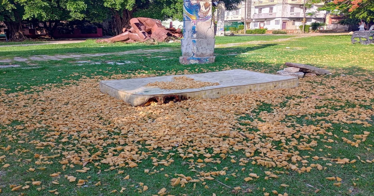 En la foto, un colchón roto en un parque de La Habana
