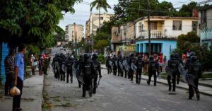 En la foto, militares cubanos saliendo a reprimir durante las proitestas de julio de 2021