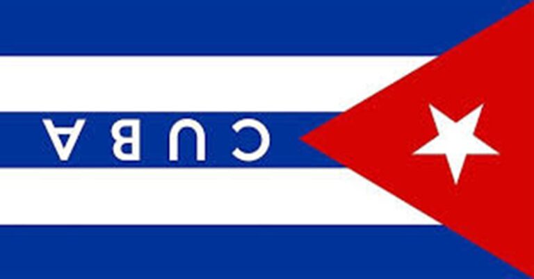 En la foto, una bandera cubana volteada y al reves