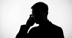 En la foto, la silueta de un hombre hablando por teléfono