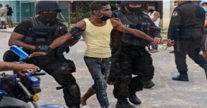 En la foto, Militares cubanos reprimen a personas que protestan