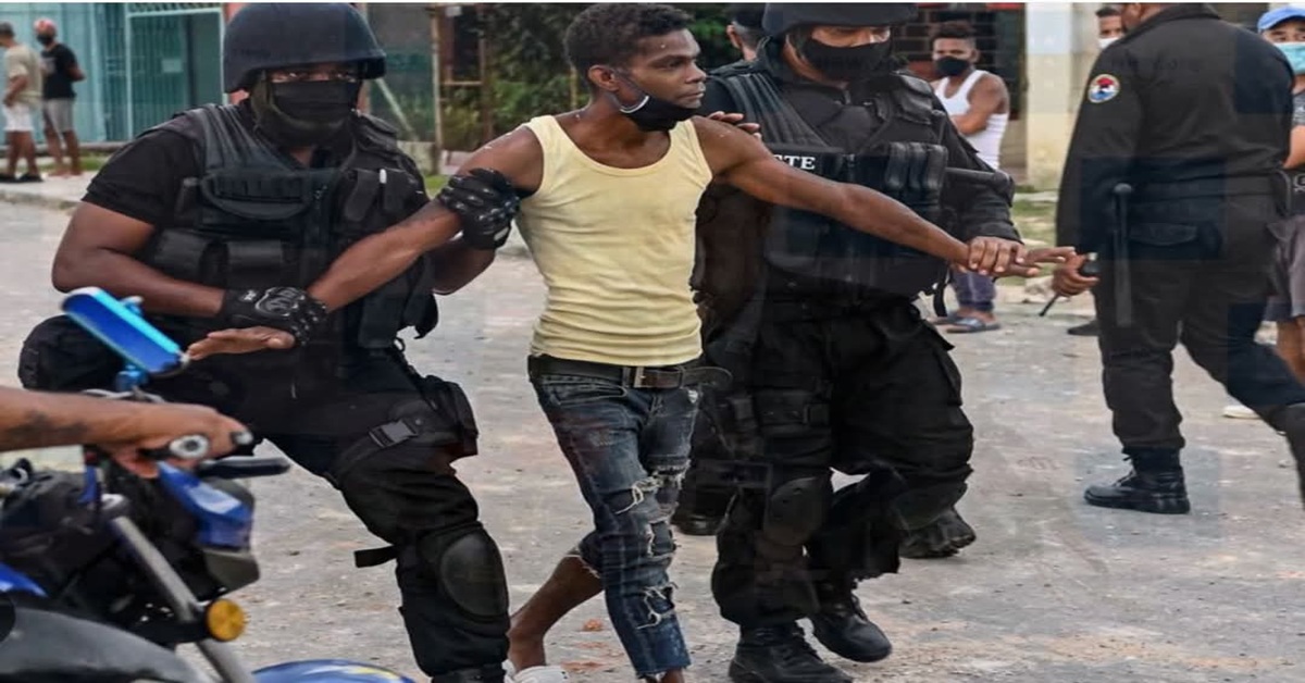 En la foto, Militares cubanos reprimen a personas que protestan