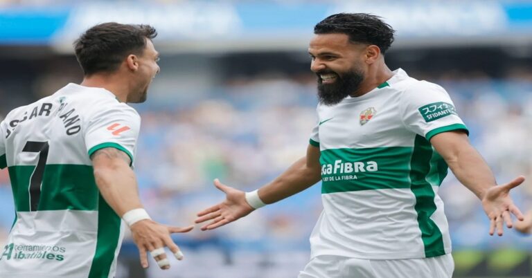 En la foto, jugadores del Elche celebran su ascenso a primera división en España