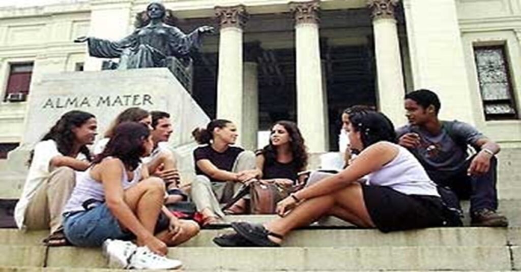 En la foto, estudiantes de la Universidad de La Habana