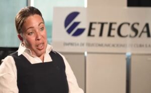 En la foto, la presidenta de Etecsa