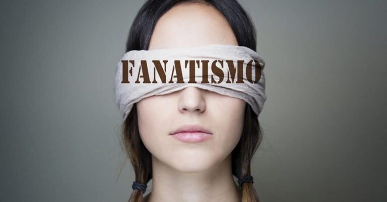 En la foto, una mujer tiene sus ojos tapados con pañuelo donde se lle la palabra fanatismo