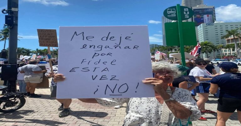 En la foto, una mujer proesta contra Trump en EEUU