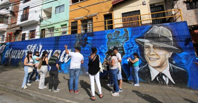 En la foto, mural en homenaje a Gardel en Medellín