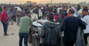 En la foto, muertos tras un tiroteo en Gaza