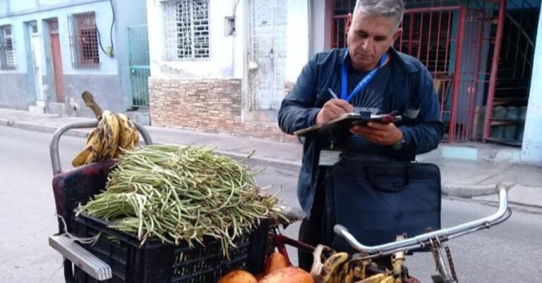 En la foto, un inspector del régimen cubano