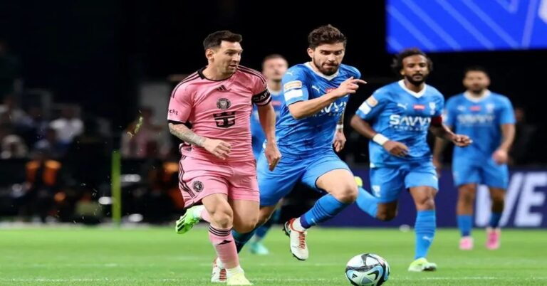 En la foto, momentos del partido inaugural del Mundial de Clubes de la FIFA