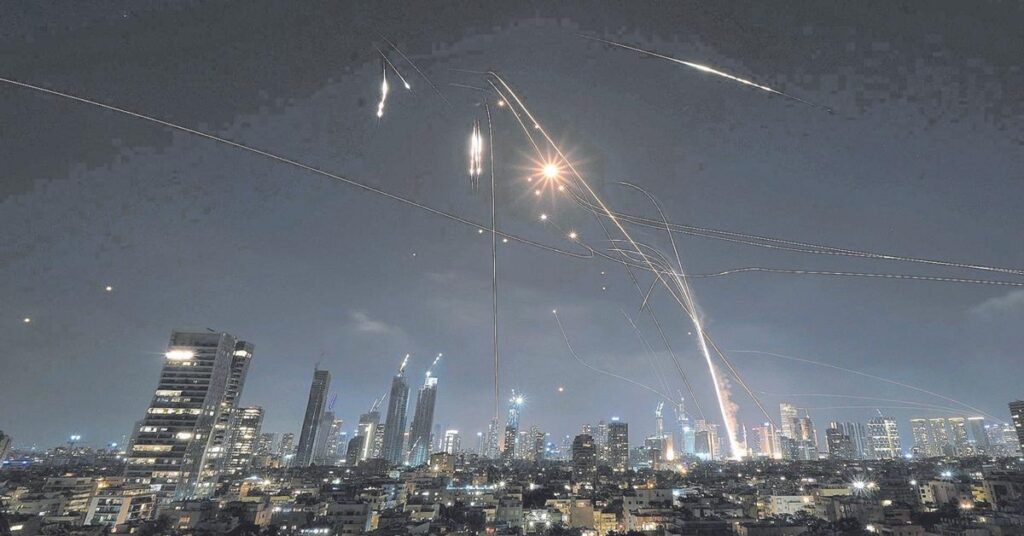 Irán disparó 200 misiles y 200 drones e Israel respondió con 150 ataques 2 En la foto, momentos de la guerra aérea entre irán e israel