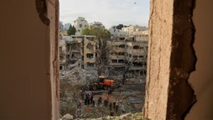 En la foto, destrozos causados por los bombarderos de Israel