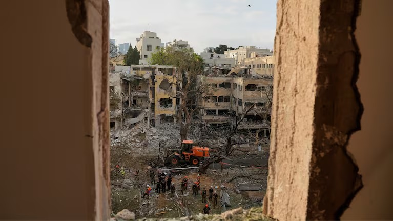 En la foto, destrozos causados por los bombarderos de Israel