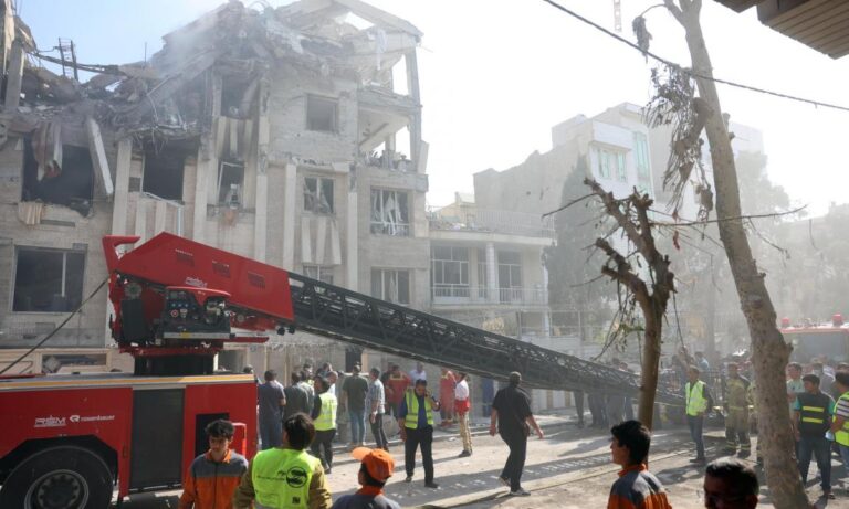 En la foto, daños causados por los bombardeos israelíes en Teherán