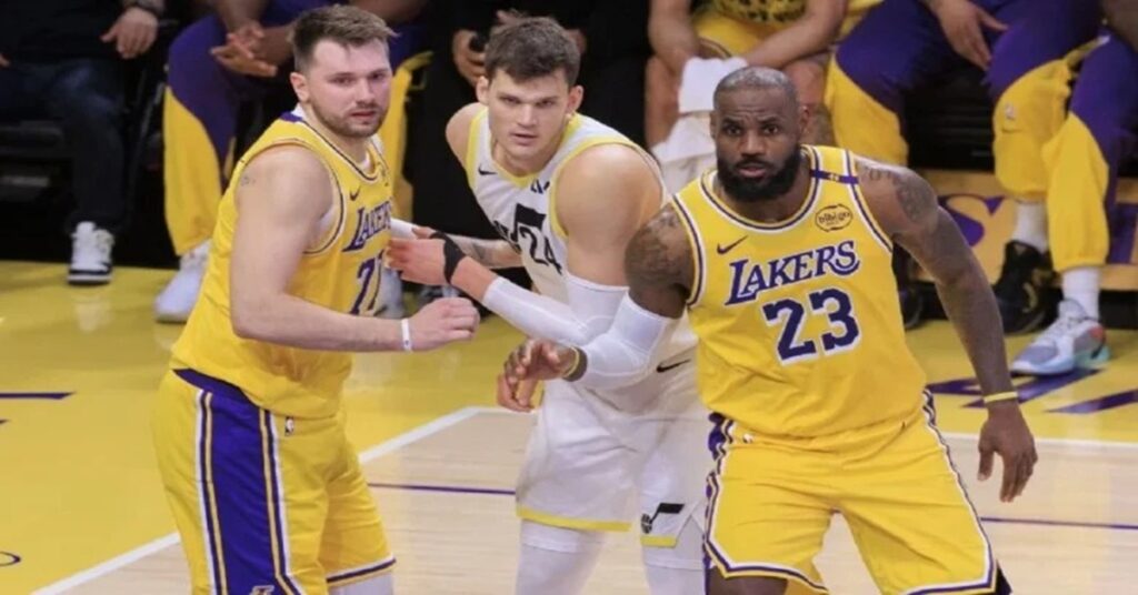 Venden los Lakers por cifra récord en el deporte: 10 mil millones de dólares 7 En la foto, las dos grandes estrellas de los Lakers, Luka Doncic y LeBron James