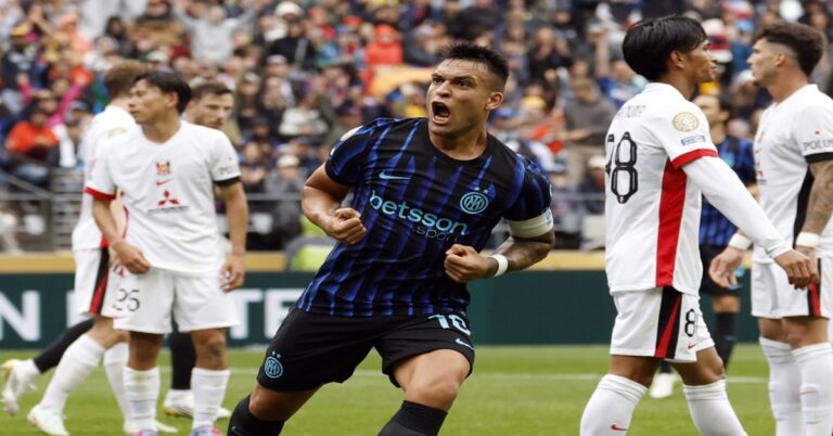 En la foto, Lautaro Martínez tras anotar al Urawa japonés