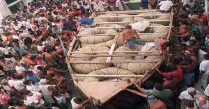 En la foto, momento de 1994, cuando hombres lanzaban balsas al mar