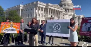 En la foto, la congresista María Elvira Salazar