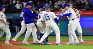 En la foto, Los Dodgers festejan el triunfo ante Mets