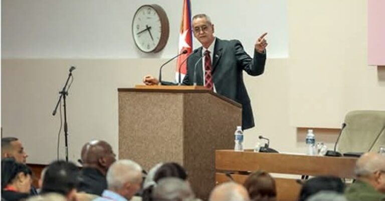En la foto, Joaquín ALonso, ministro de Economía y Planificación