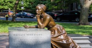 En la foto, una estatua de Phillis Wheatley