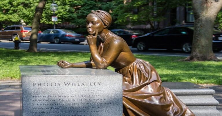 En la foto, una estatua de Phillis Wheatley