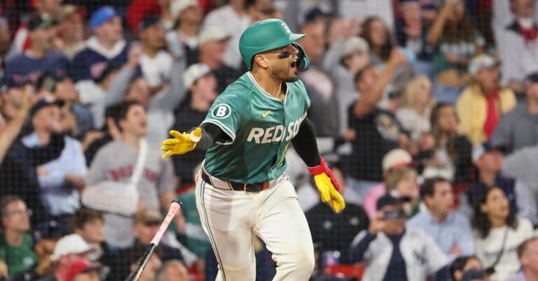 En la foto, el venezolano Nárvaez decide para Boston