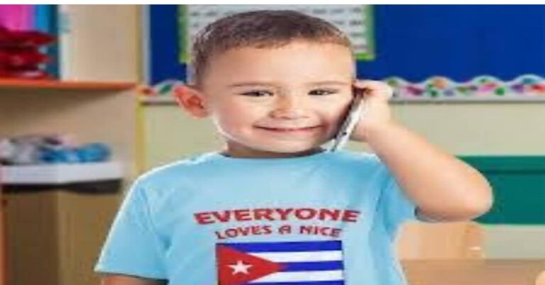 En la foto, un niño con una bandera cubana en el pecho