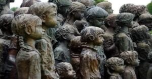 En la foto, monumento a los niños de Lídice