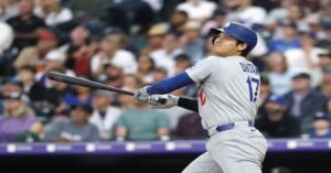 En la foto, Shohei Ohtani pega jonrón ante los Rockies