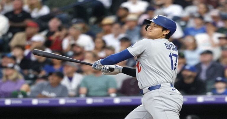 En la foto, Shohei Ohtani pega jonrón ante los Rockies