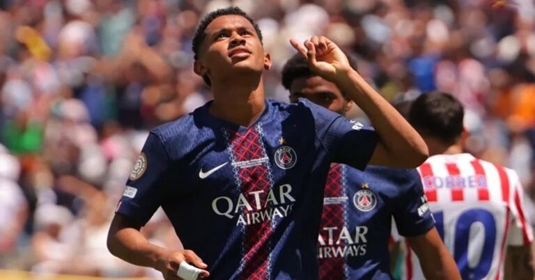 En la foto, momento del partido entre el PSG y el Atlético de Madrid