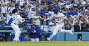 En la foto, Andy Pagés recorre las bases tras conectar jonrón ante Padres