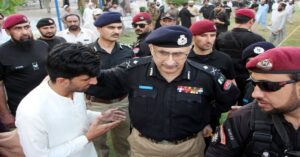 En la foto, militares cerca del lugar del atentado en Waziristán del Norte