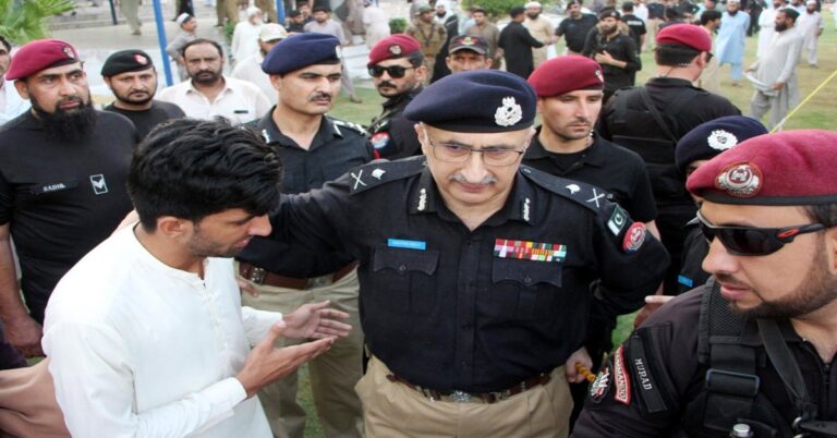 En la foto, militares cerca del lugar del atentado en Waziristán del Norte