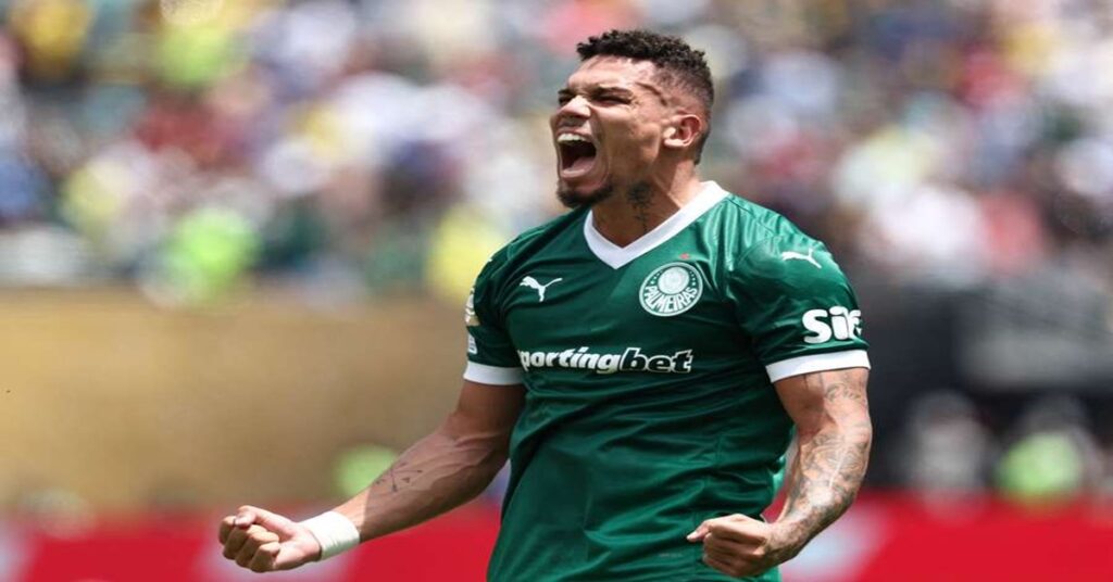En la foto, Paulinho celebra el gol del Palmeiras