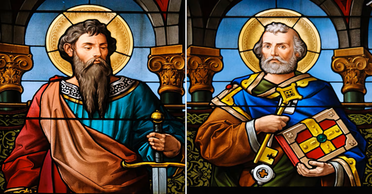 En la foto, un vitral con las imágenes de pedro y Pablo