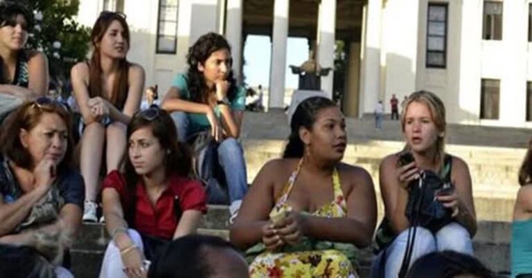 En la foto, jóvenes universitarios cubanos