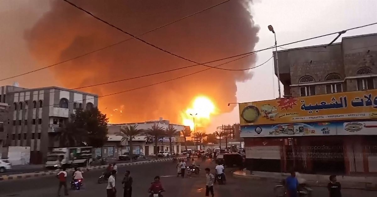 En la foto, imaágenes del puerto de Hodeida tras el ataque de Israel