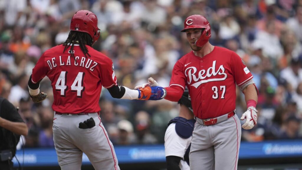 En la foto, Elly de la Cruz saluda a Tyler Stephenson, quien conectó un grand slam