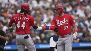 En la foto, Elly de la Cruz saluda a Tyler Stephenson, quien conectó un grand slam